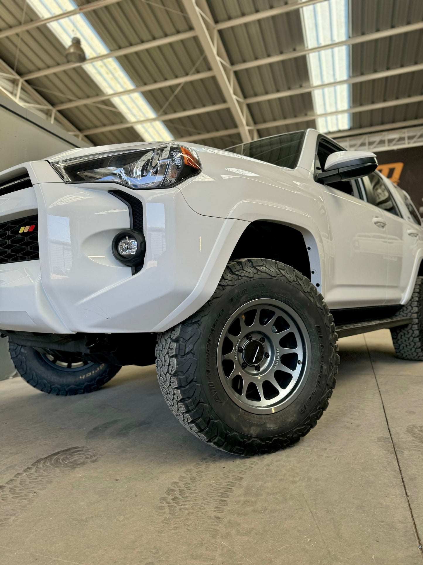 METHOD - MR703 GLOSS TITANIUM 6X139.7 17X9 ET -12 BEAD GRIP