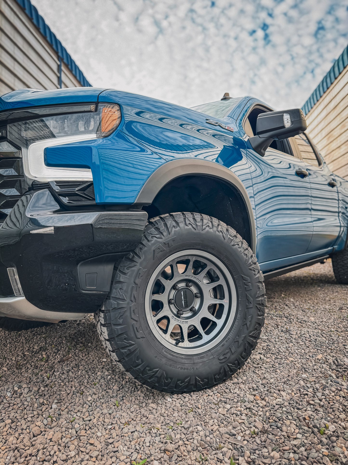 METHOD - MR703 GLOSS TITANIUM 6X139.7 17X9 ET -12 BEAD GRIP
