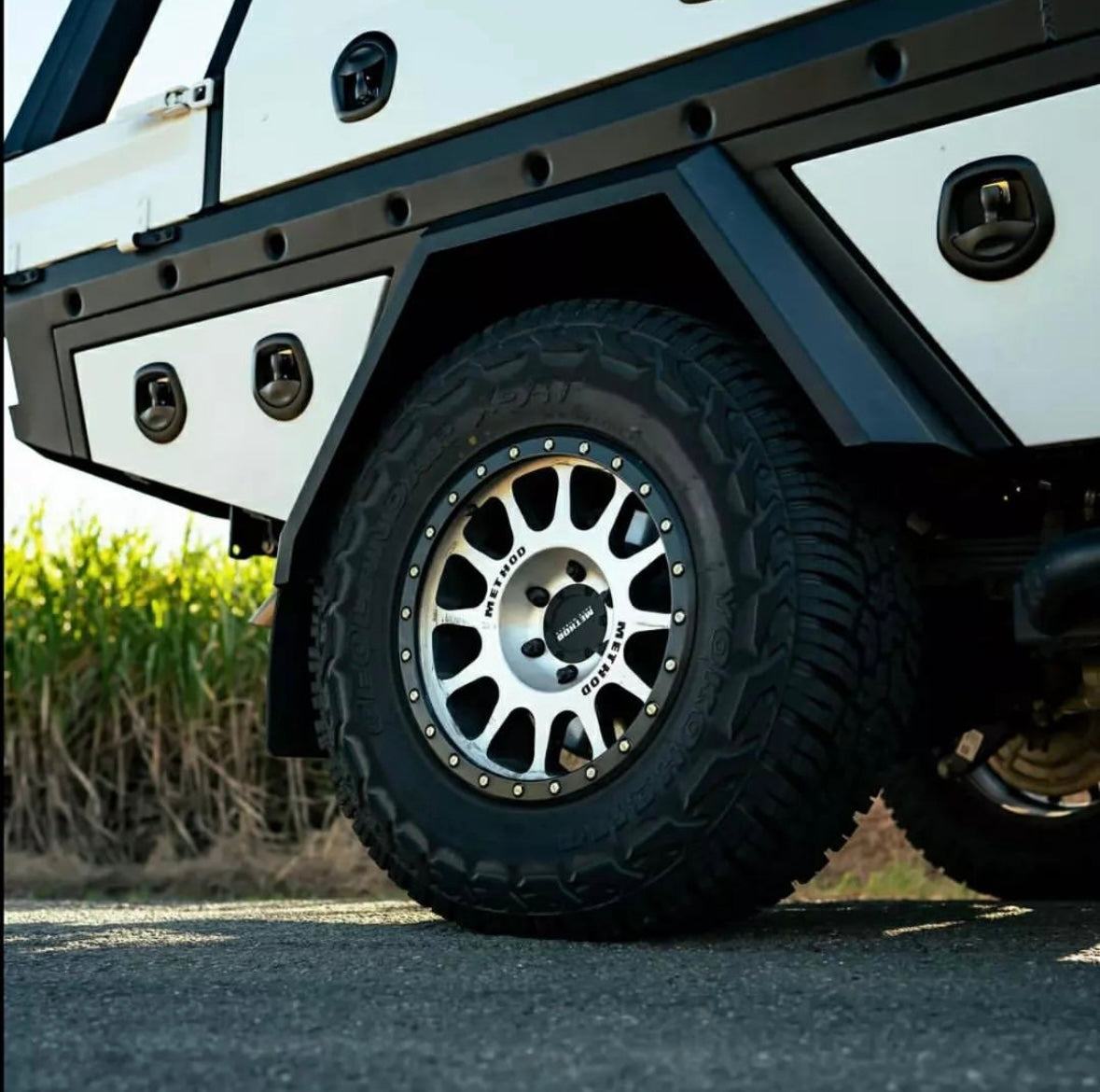 Method 305 Machined Black Lip 6x139.7 r18