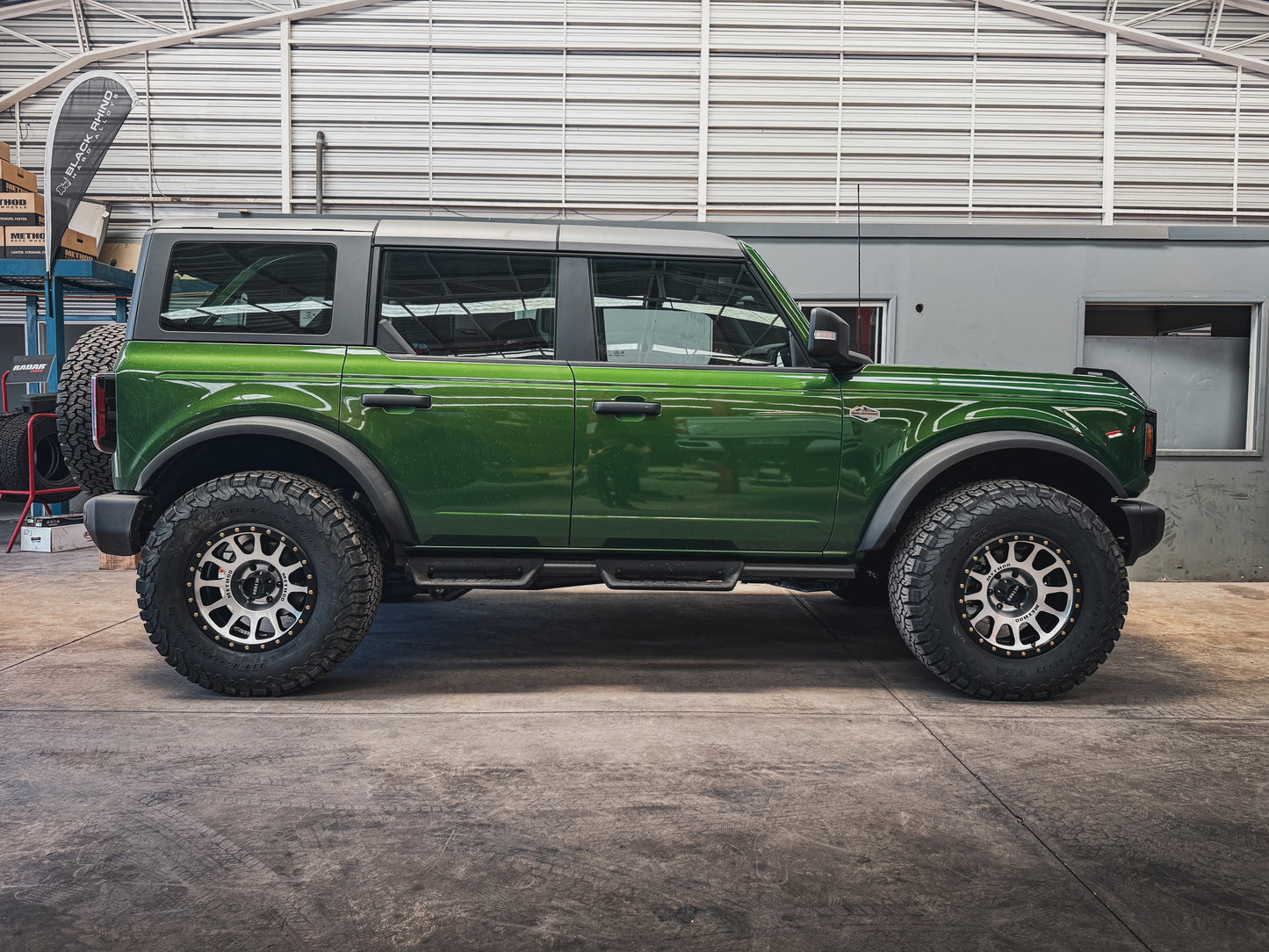 Method 305 Machined Black Lip 6x139.7 r18