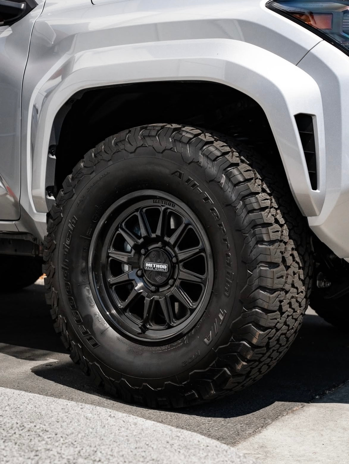Method 323 Gloss Black 6x139.7 R17